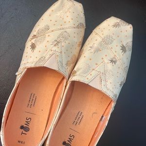 Toms Slip on Shoes, minimal wear in good condition.